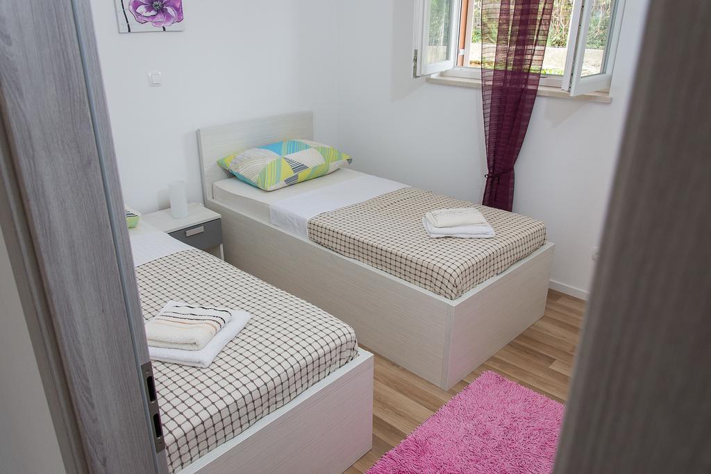 Apartment Gamma With Hydromassage Mini Pool Near Split Zrnovnica Ngoại thất bức ảnh