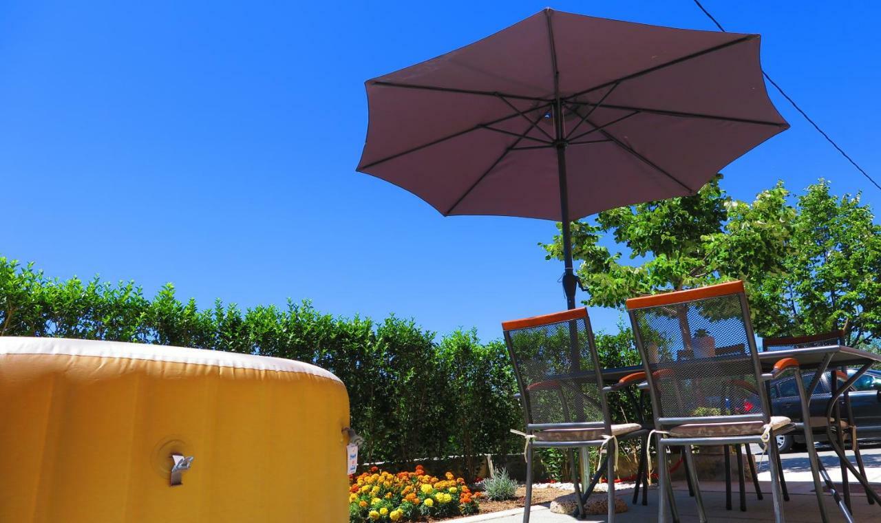 Apartment Gamma With Hydromassage Mini Pool Near Split Zrnovnica Ngoại thất bức ảnh