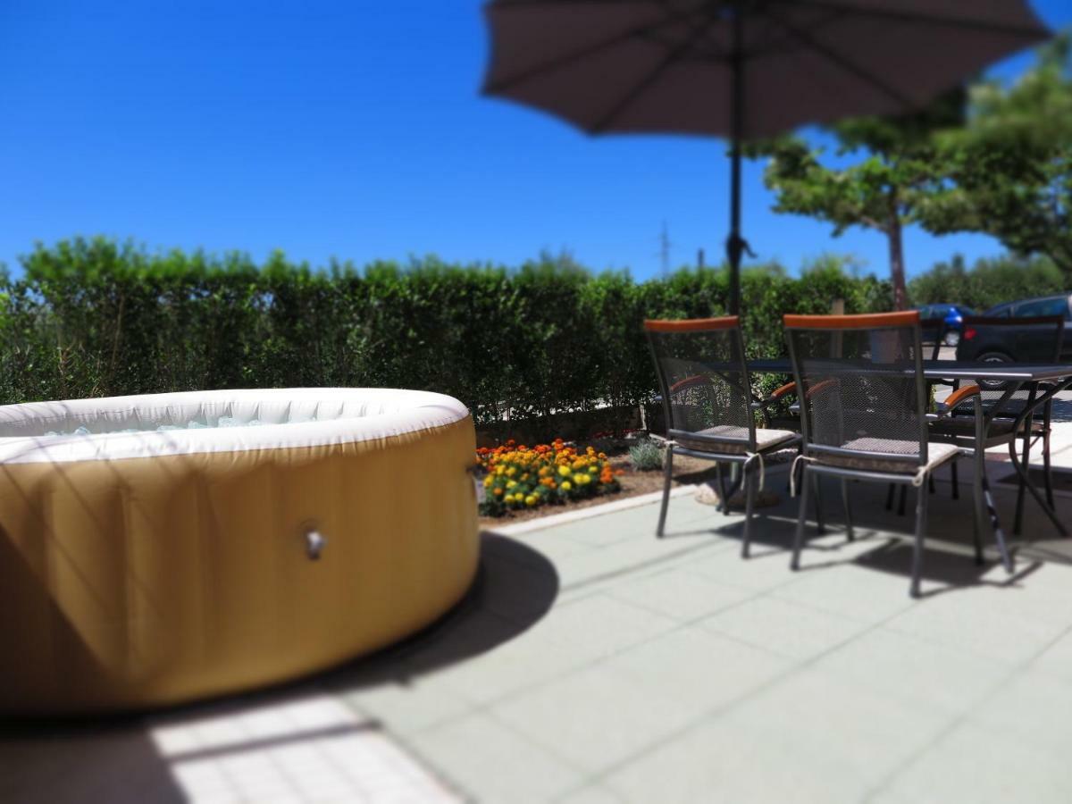 Apartment Gamma With Hydromassage Mini Pool Near Split Zrnovnica Ngoại thất bức ảnh